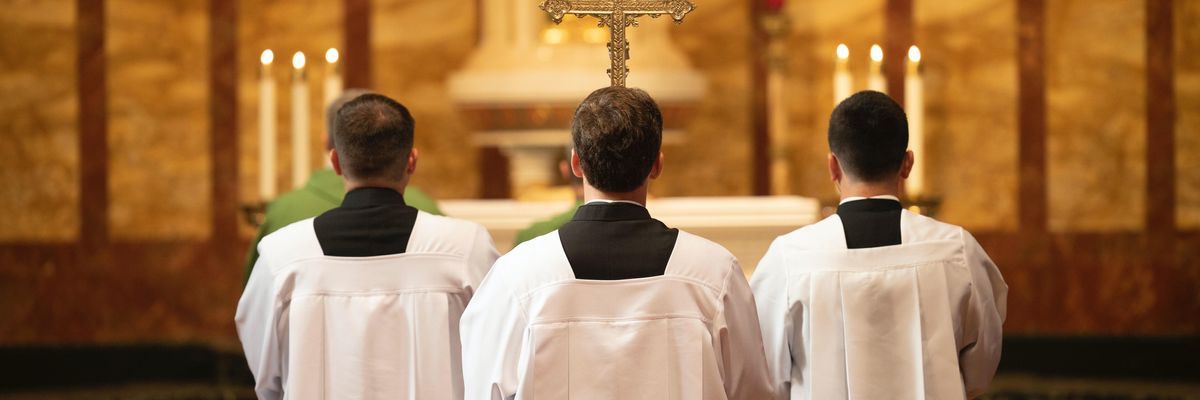 Három pap egy kereszttel.