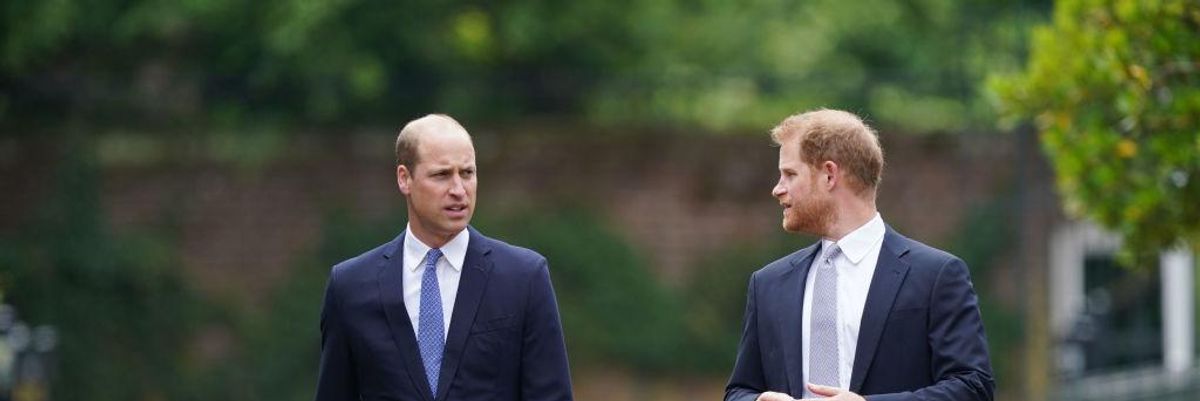 Harry herceg és Vilmos herceg öltönyben sétálnak.