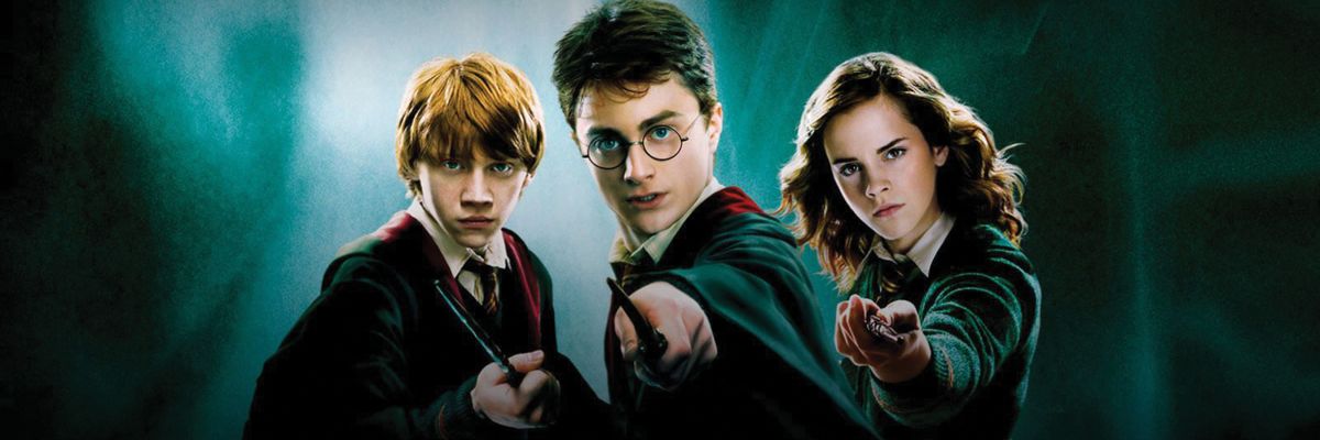 Harry Potter, Ron Weasley és Hermione Granger varázspálcával  a kezükben