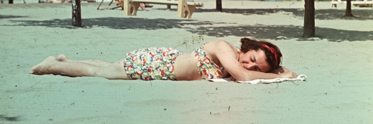 hason fekvőm napozó nő a balatonparton, retro fotó