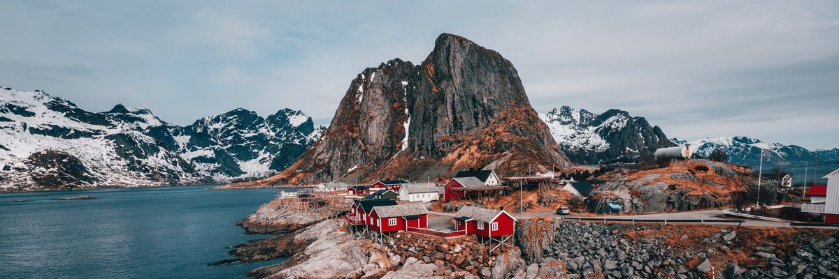 Házak Norvégiában egy fjord partján
