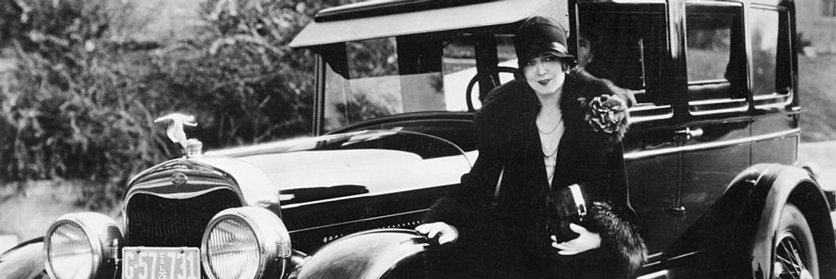 Hollywood némafilmes magyar sztárja, Bánky Vilma kocsija mellett áll 1926-ban.