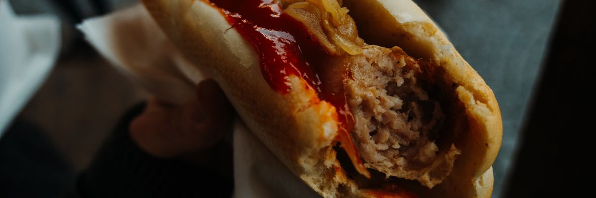 hot dog hagymával ketchuppal