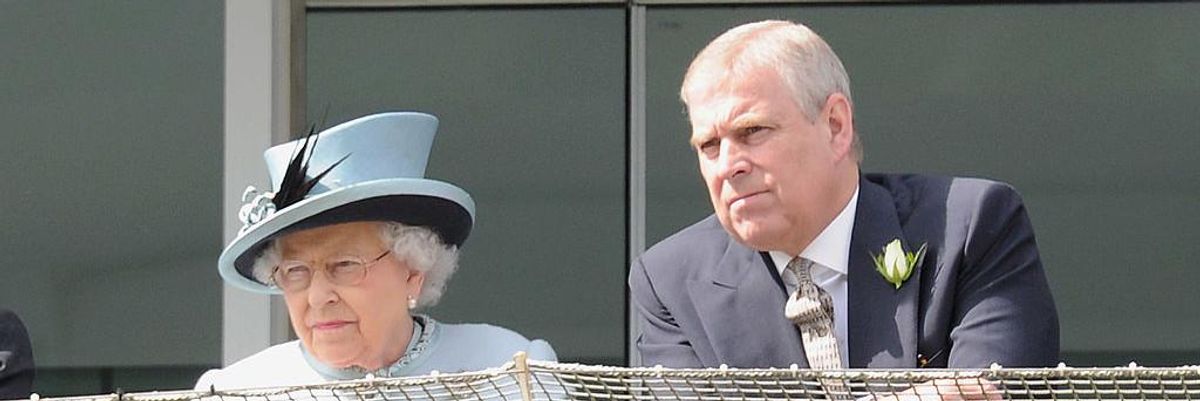 II. Erzsébet királynő és András herceg.