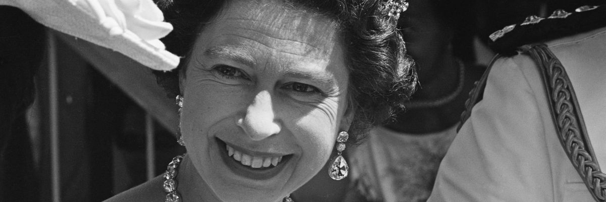 II. Erzsébet királynő mosolyog fekete fehér kép  Queen Elizabeth II smiling