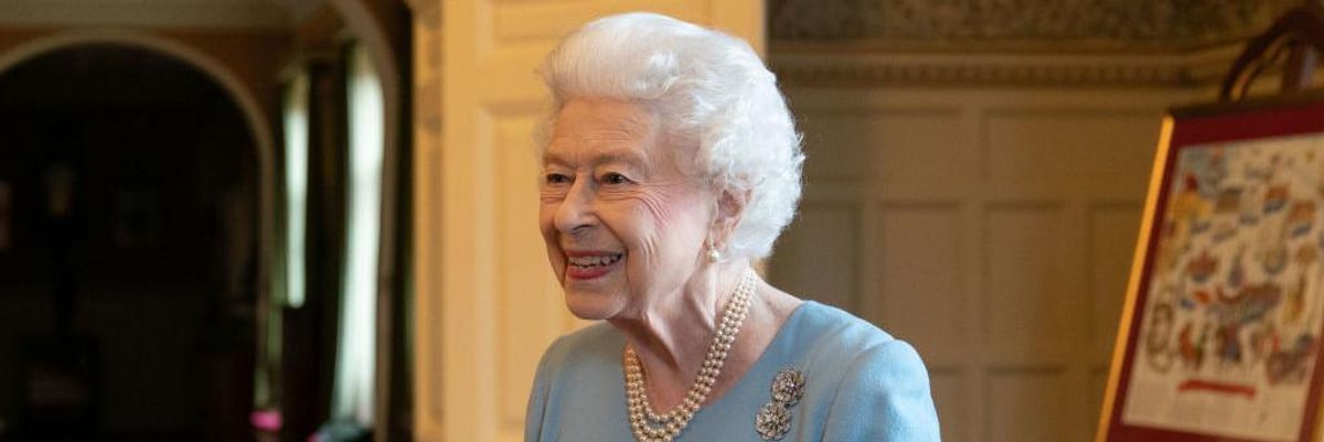 II. Erzsébet királynő mosolyog.