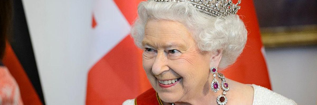 II. Erzsébet királynő mosolyog