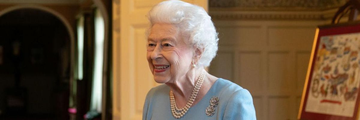II. Erzsébet mosolyog.