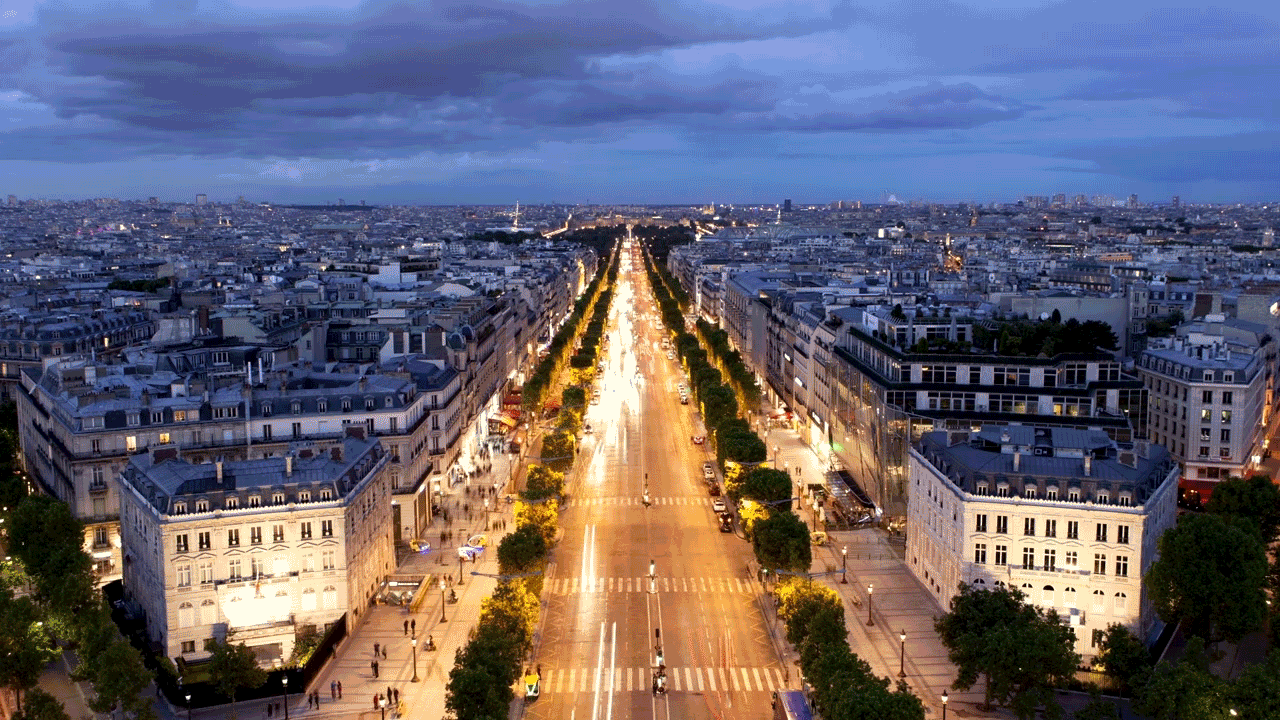 Zöldebbé varázsolják a párizsi Champs-Élysées-t