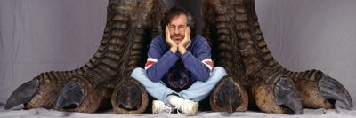Spielberg egy dinonszaurusz lábánál