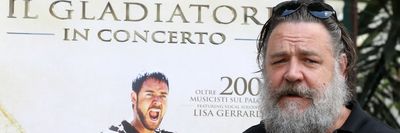 Russell Crowe egy Gladiátoros filmplakát előtt