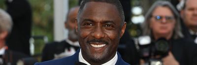 Idris Elba mosolyog.