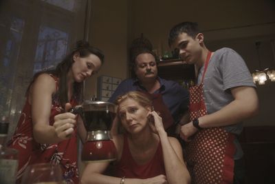színészek jelenet hét kis véletlen mozi emberek konyhaasztal kávé játék film