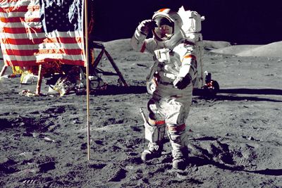 Ember és amerikai zászló a Holdon 