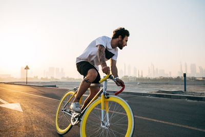 Fiatal férfi sárga biciklin