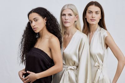 Három nő, akik Zero + Maria Cornejo ruhákat viselnek