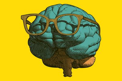 Rajzolt illusztráció sárga háttér előtt egy agyról, rajta egy szemüveggel