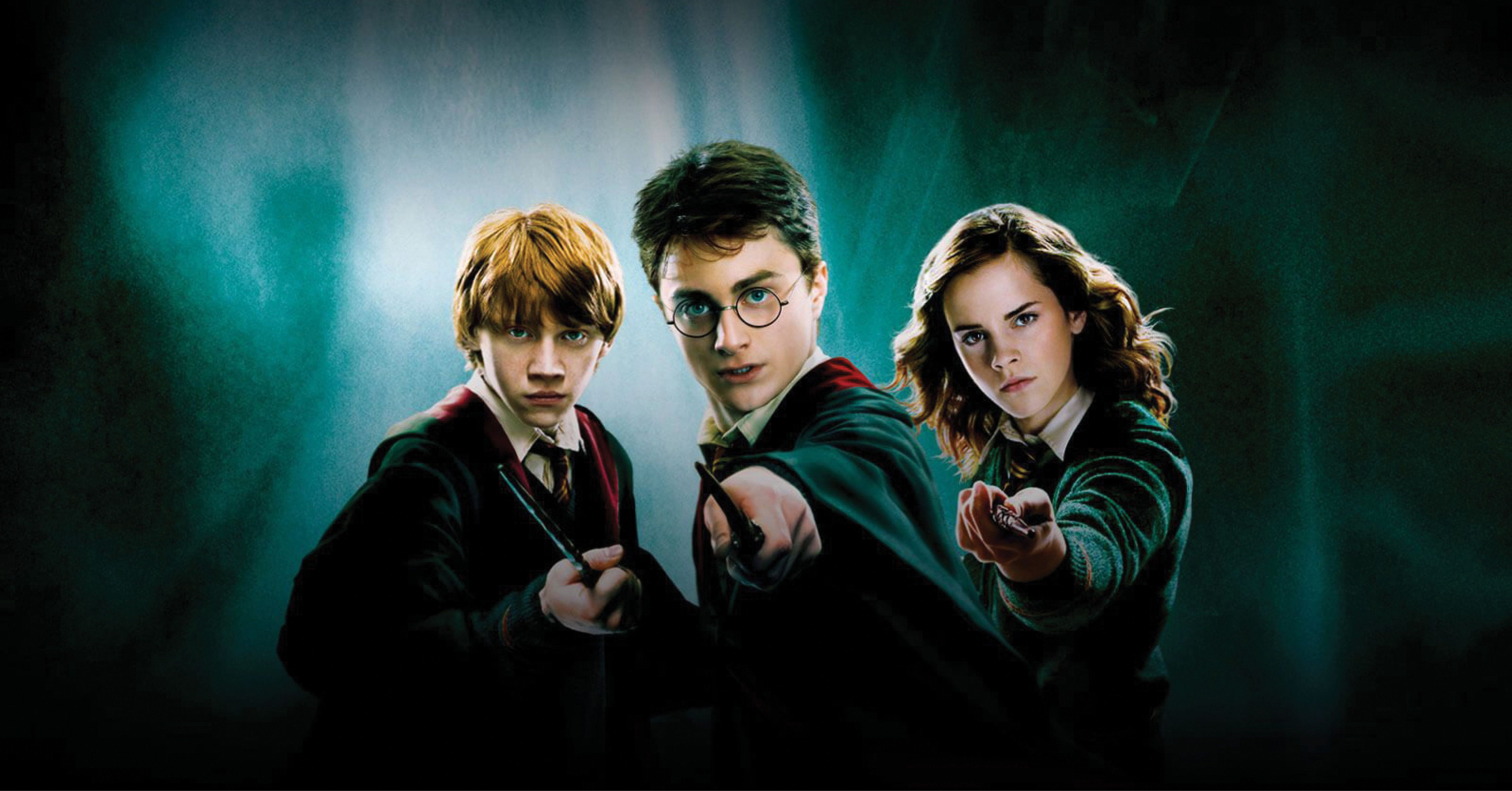 Harry Potter, Ron Weasley és Hermione Granger varázspálcával  a kezükben
