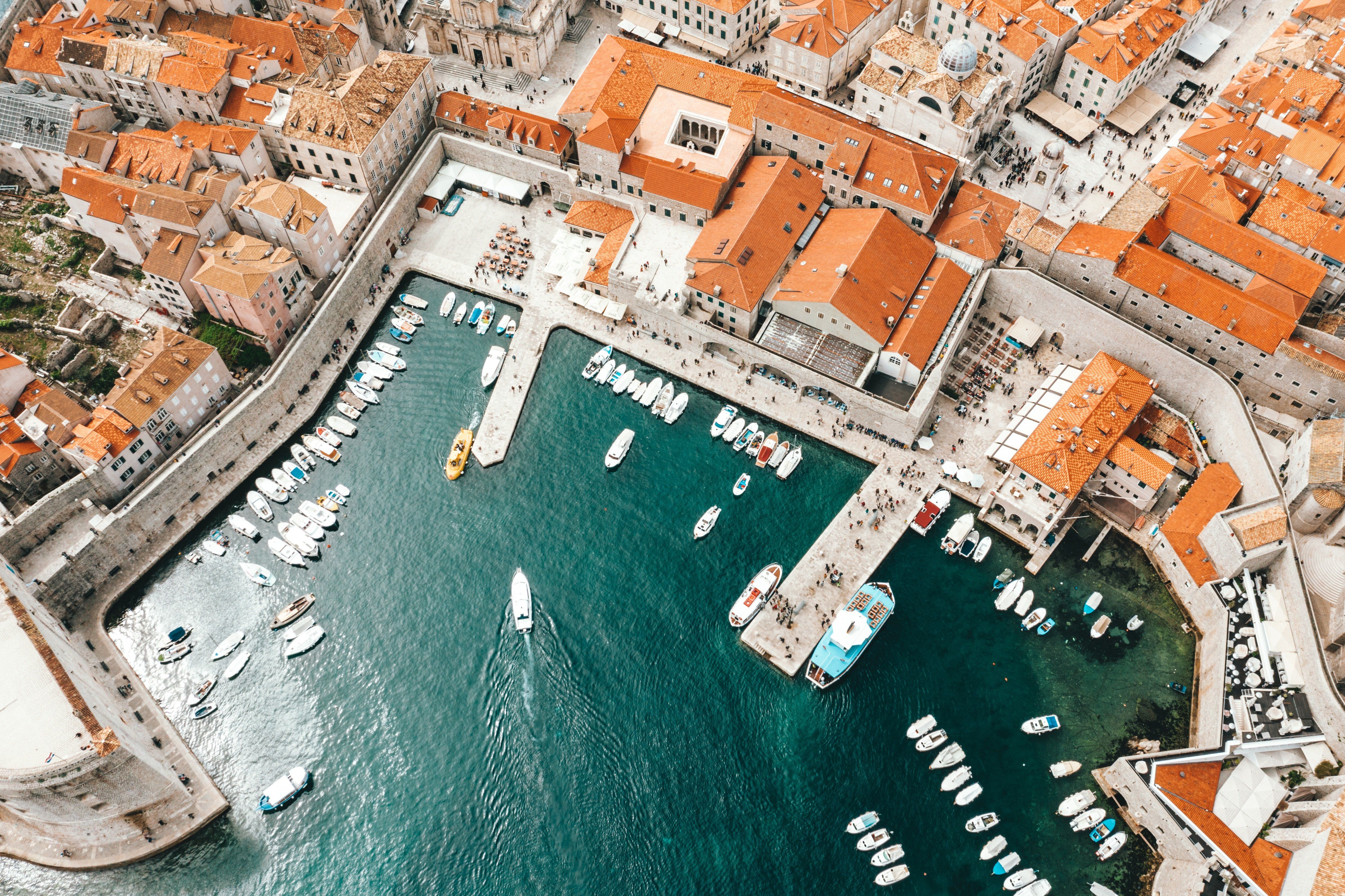 Légi felvétel a horvátországi Dubrovnik kikötőjéről