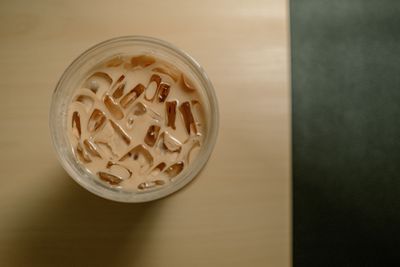 karamellás kávé jéggel