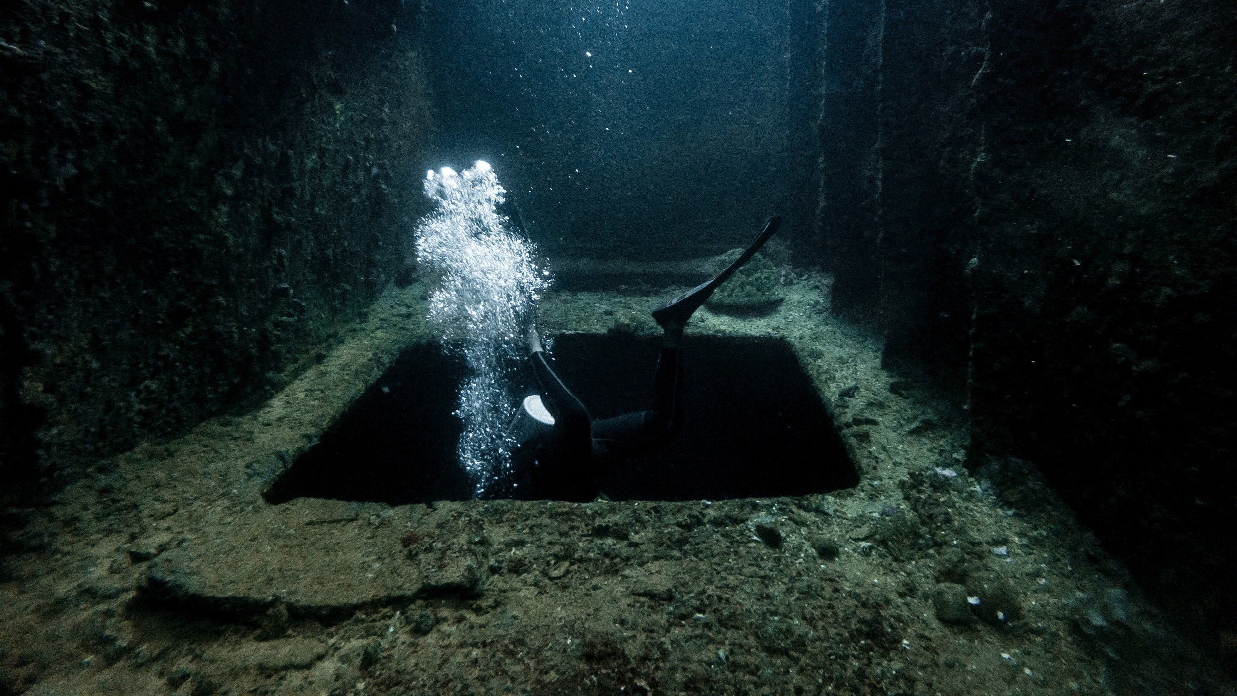 Mélytengeri búvár fedez fel egy hajóroncsot az óceán mélyén