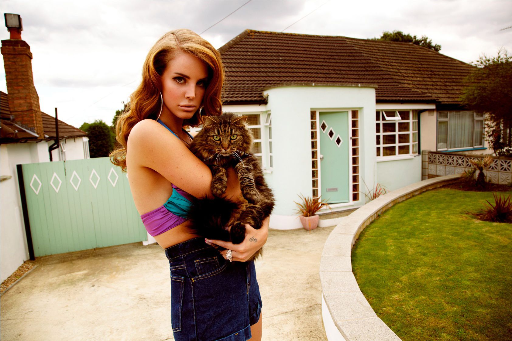 Lana Del Rey, macskával a házuk előtt