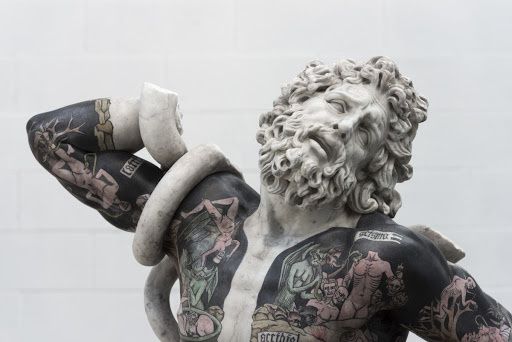 Fabio Viale olasz művész tetovált szobra