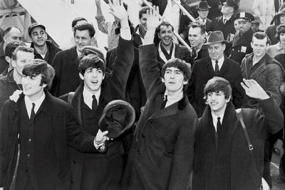 The Beatles egy koncert után integet a közönségnek