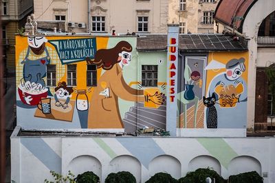 A Színes Város csapat kovászos tűzfalfestménye a budapesti Károly körúton