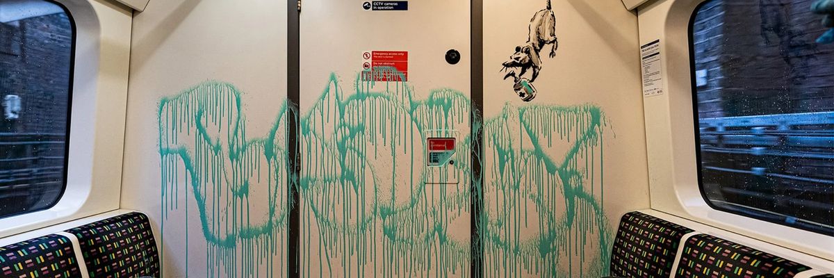Banksy takarítónak álcázva alkotott a londoni metrón