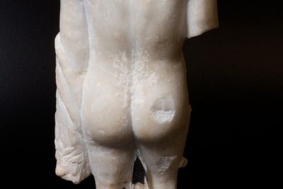 Yorkshire Múzeum ókori márványszobor hátsója