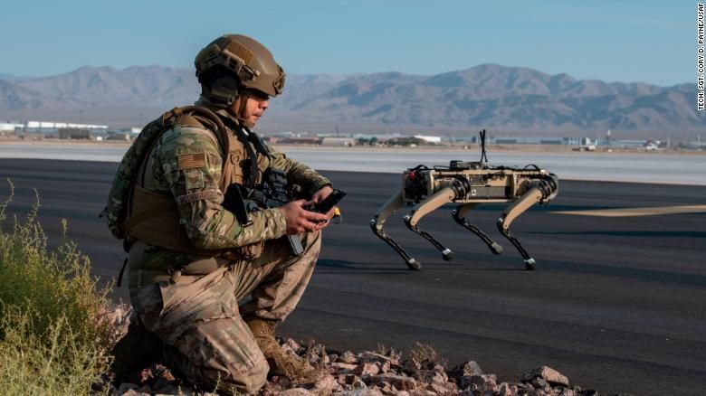 amerikai katona robotkutyával