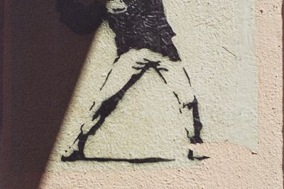 Banksy graffitije egy falon