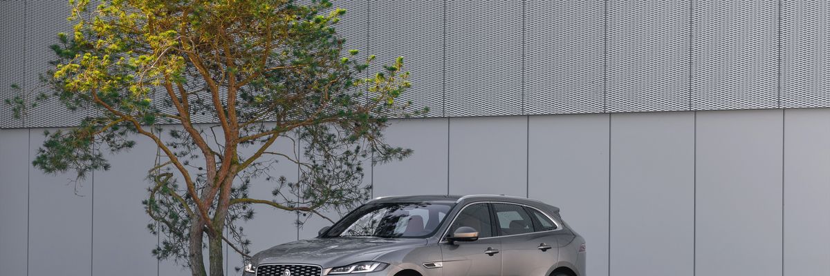 Jaguar F-PACE: már hibrid hajtással is elérhető az emblematikus luxus-sportmodell