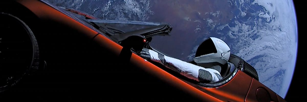 Megközelítette a Marsot Elon Musk űrben száguldó Teslája