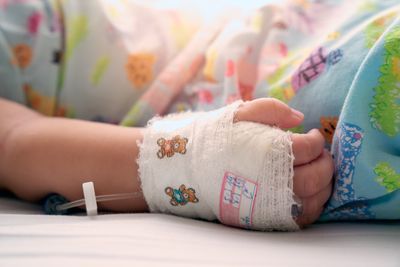 kisgyerek gyerek kéz branül maci kötés kar pokróc mesefigura kórház kisfiú