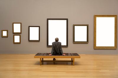 galéria pad férfi nézelődik fal barnás keretek kiállítás képek üres