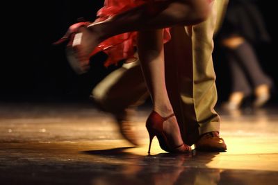 lábak cipő magassarkú vörös piros szoknya barna nadrág padló tánc
