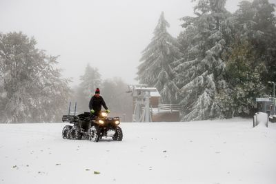 hó havas táj kékestető fenyőfa férfi quad sapka sífelvonó köd