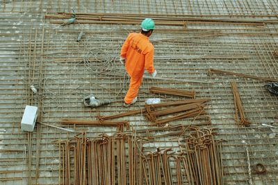 ember sétál narancsban egy építkezésen