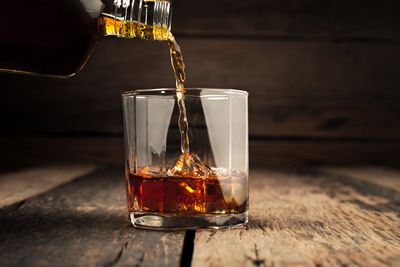 rum üveg pohár folyadék önt tölt fa deszka asztal