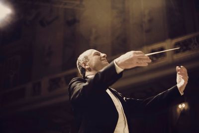 bfz budapesti fesztivál zenekar karmester szmoking öltöny vezényel koncertterem