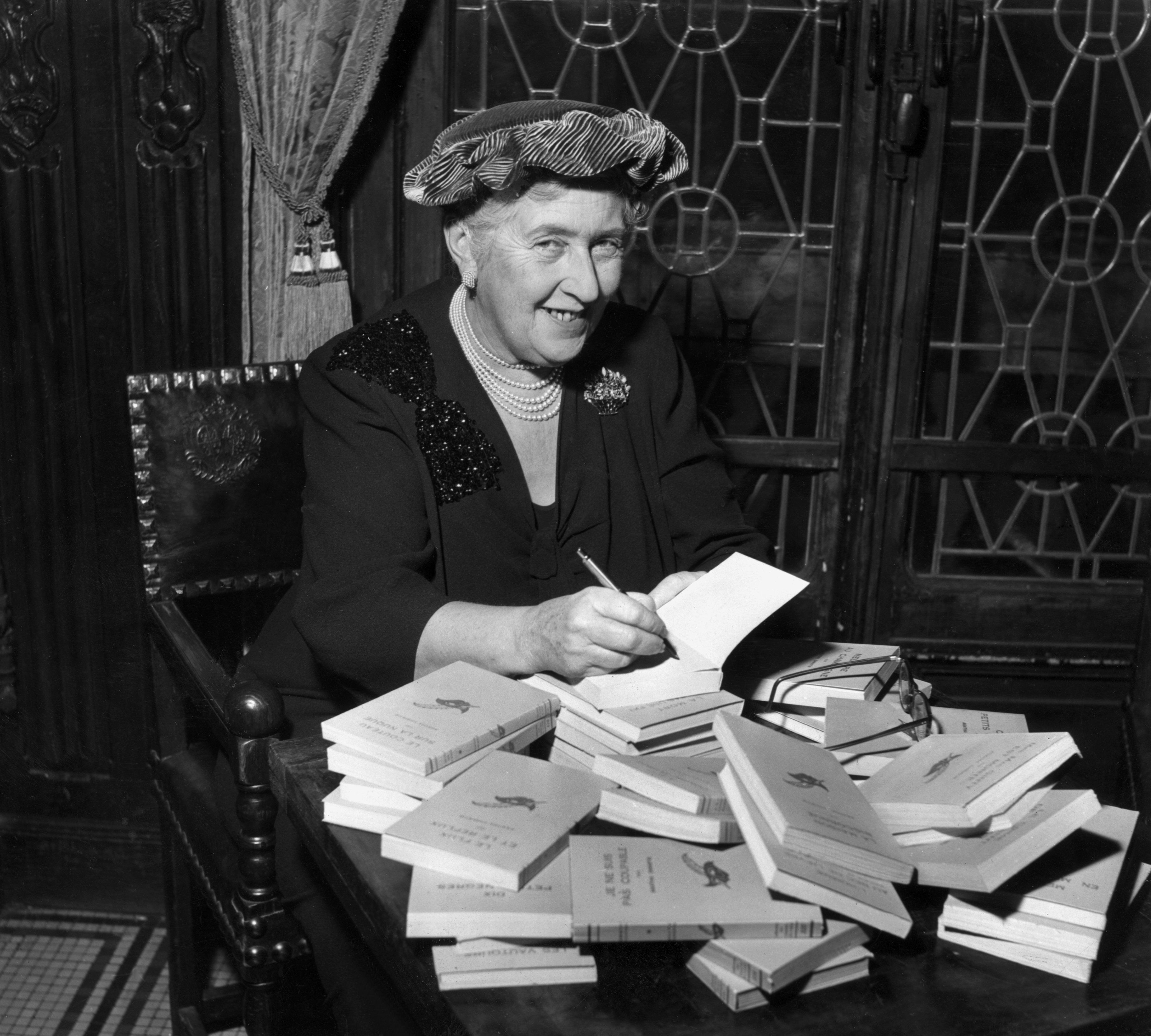 Agatha Christie aláír