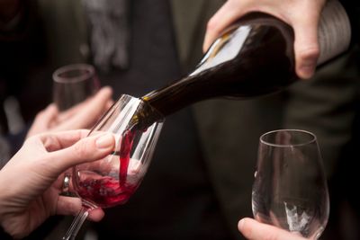 vörösbor beaujolais nouveau boros pohár önt kéz kézfej jegygyűrű