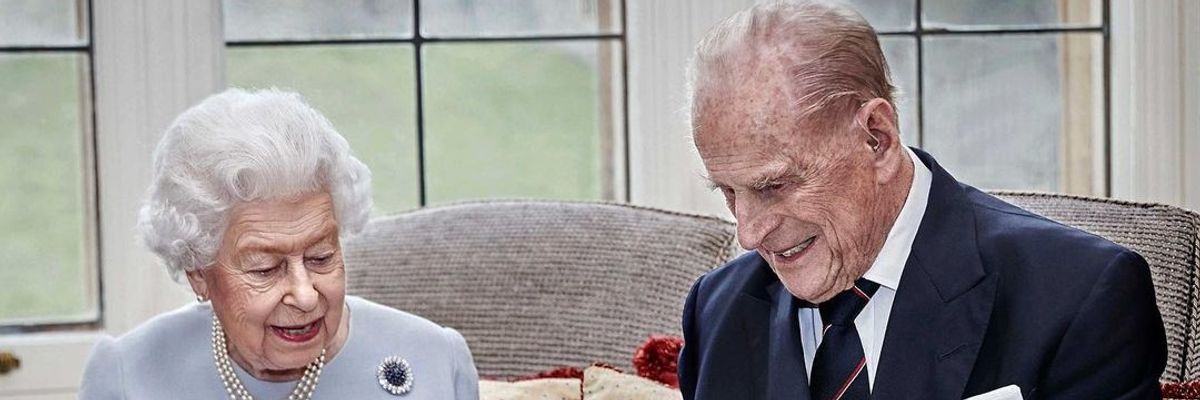 Jól szórakozott a dédunokák üdvözlőlapján a 73. évfordulójukat ünneplő királyi pár