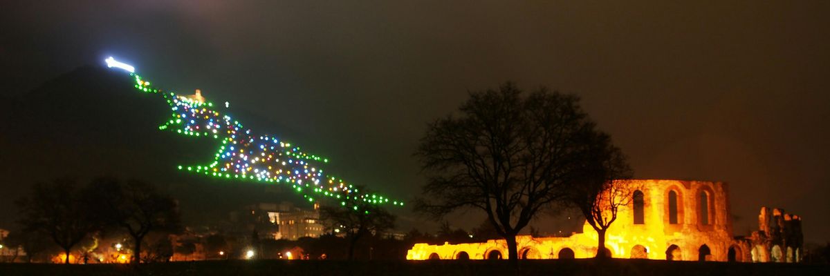 A világ legnagyobb karácsonyfája több száz lámpából áll és fenyőfát csak messziről látott