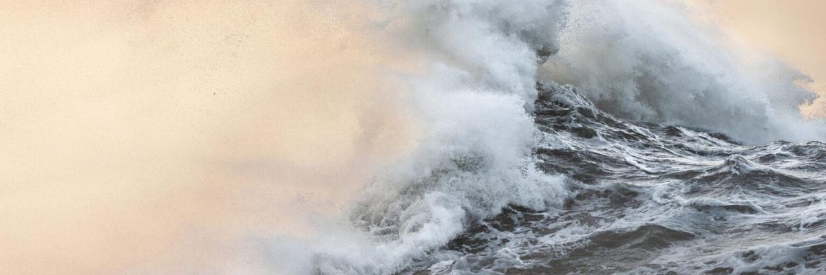Mesébe illő fotók az angol partvidék árapályairól és viharairól