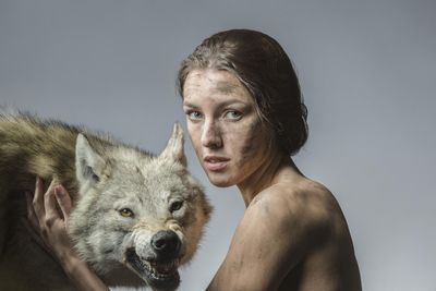 sáros meztelen fehér nő sárga szemű vicsorgó farkas