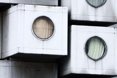 épület lakás kapszula doboz fehér körablak tokió