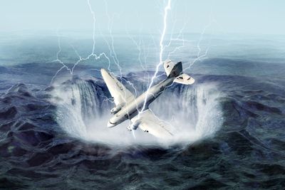 morajló tenger vízbe zuhanó repülőgép villámlás anomália rejtélyes körülmények